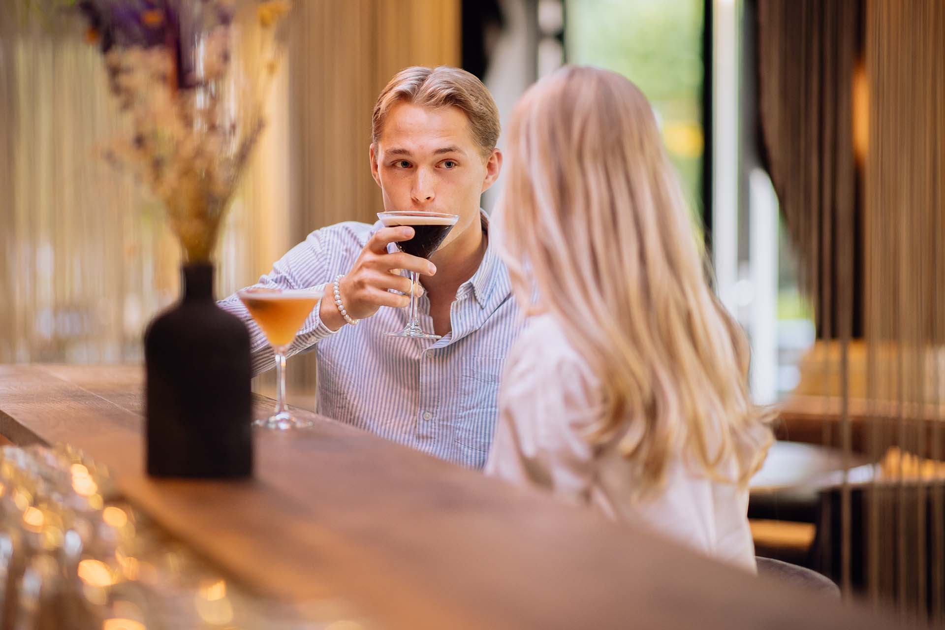 koppel geniet van een cocktail aan de bar in restaurant Vinn